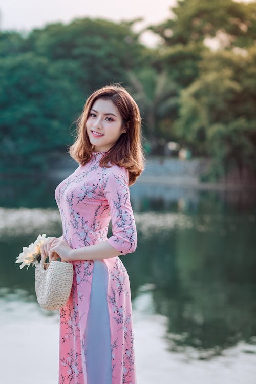 Mujer De Pie Y Haciendo Pose Junto Al Lago