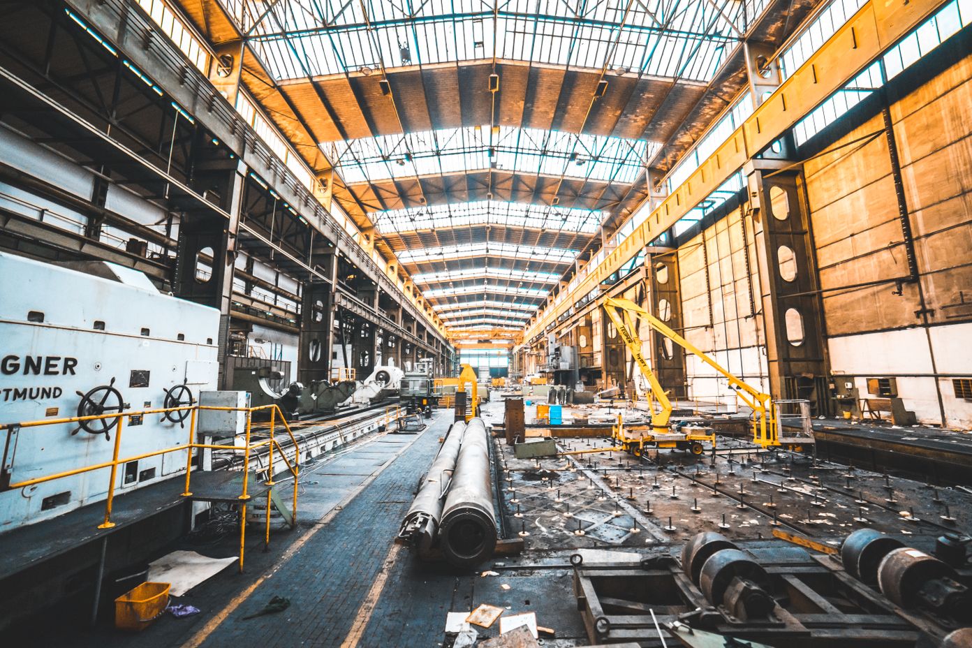 Instalación de mantenimiento industrial con equipos metálicos