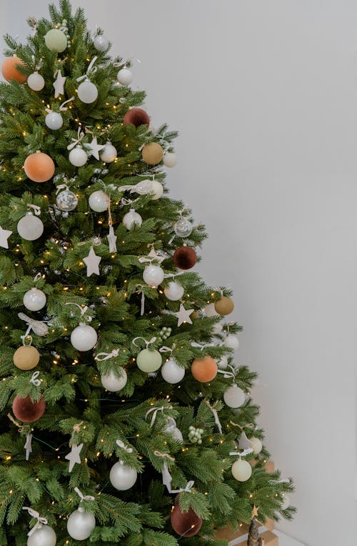 Gratis stockfoto met kerstballen, kerstboom, kerstlampen