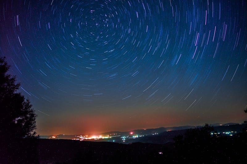 Magnifique photo de traînées d'étoiles au-dessus de Demnate, Maroc