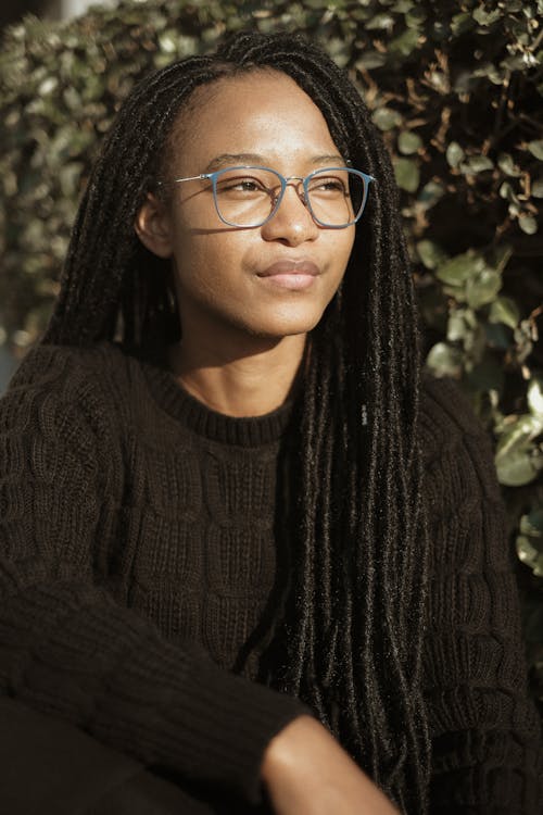 Kostenloses Stock Foto zu afroamerikaner-frau, brille, dreadlocks