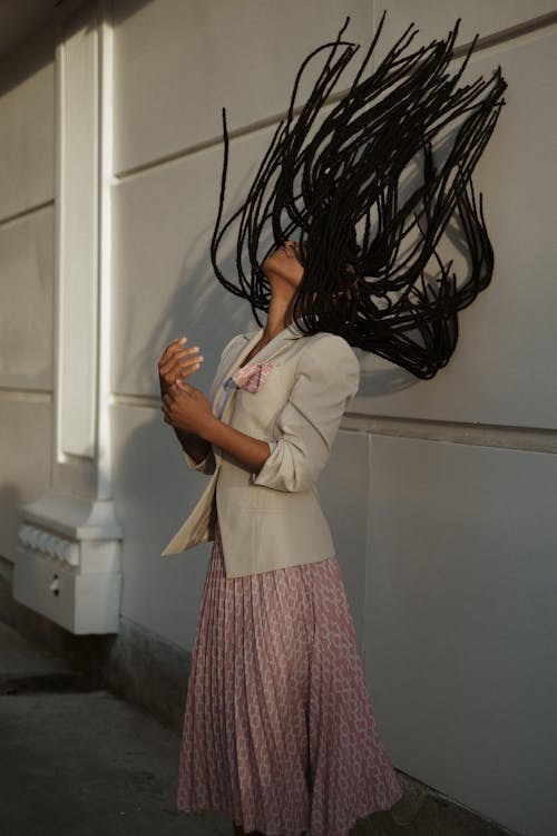 Foto profissional grátis de dreadlocks, jogar o cabelo, mulher
