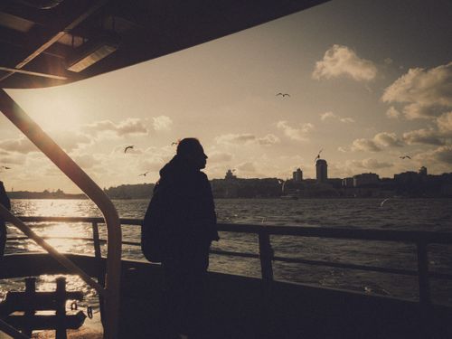 Free A dramatic silhouette of a man on a boat during sunset in Istanbul, Türkiye. Stock Photo