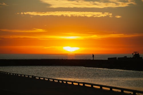 altın rengi gün batımı, deniz, deniz manzarası içeren Ücretsiz stok fotoğraf