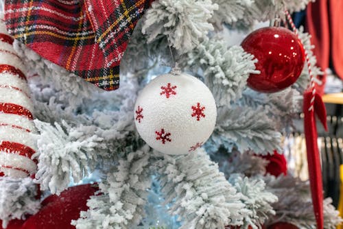 Foto profissional grátis de árvore de Natal, bolas de Natal, decorações