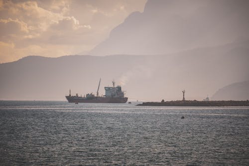 Kostnadsfri bild av bergen, dimma, fartyg