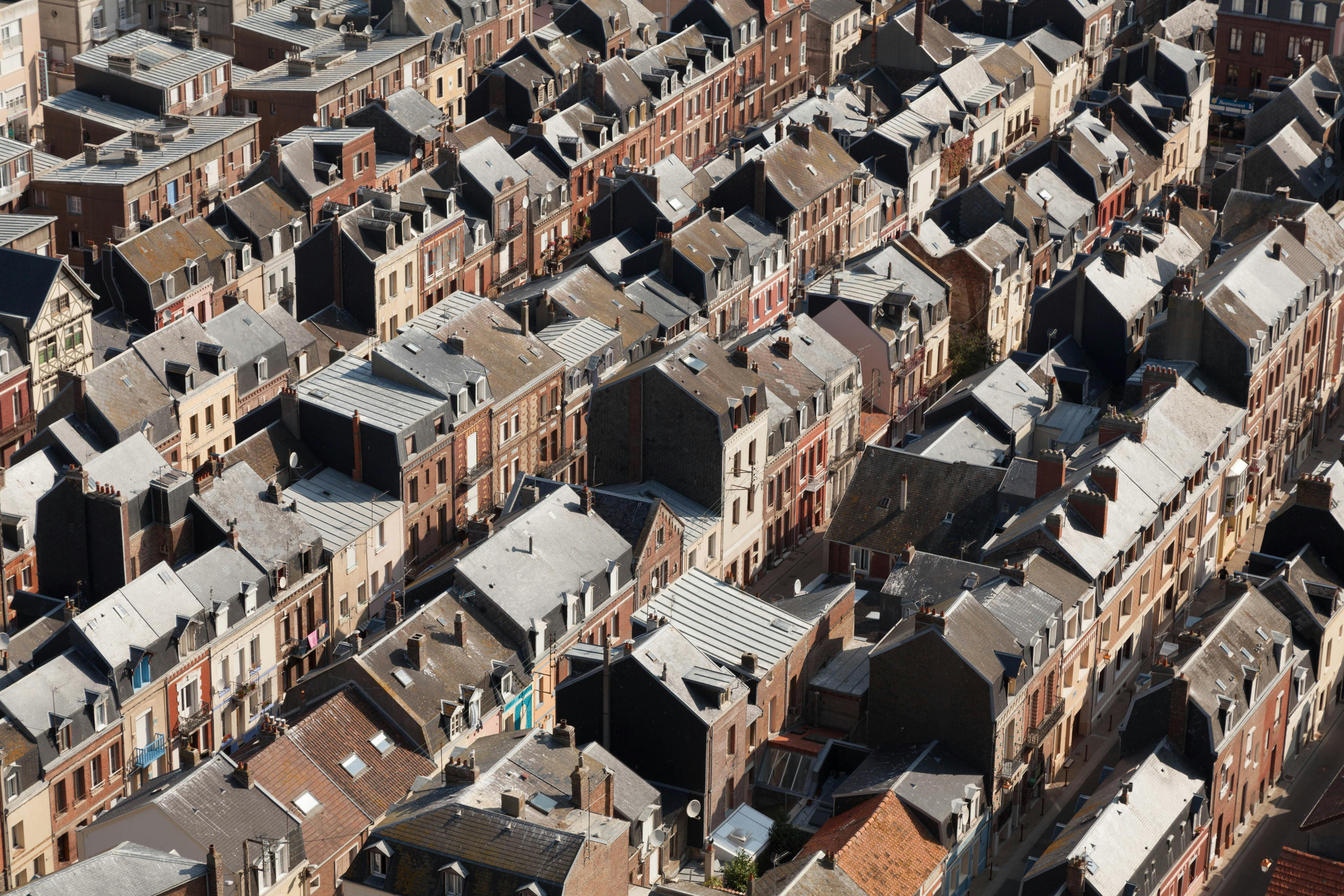 Refinancing activity surges as borrowers respond to rising rates — Photo by PHILIPPE SERRAND on Pexels