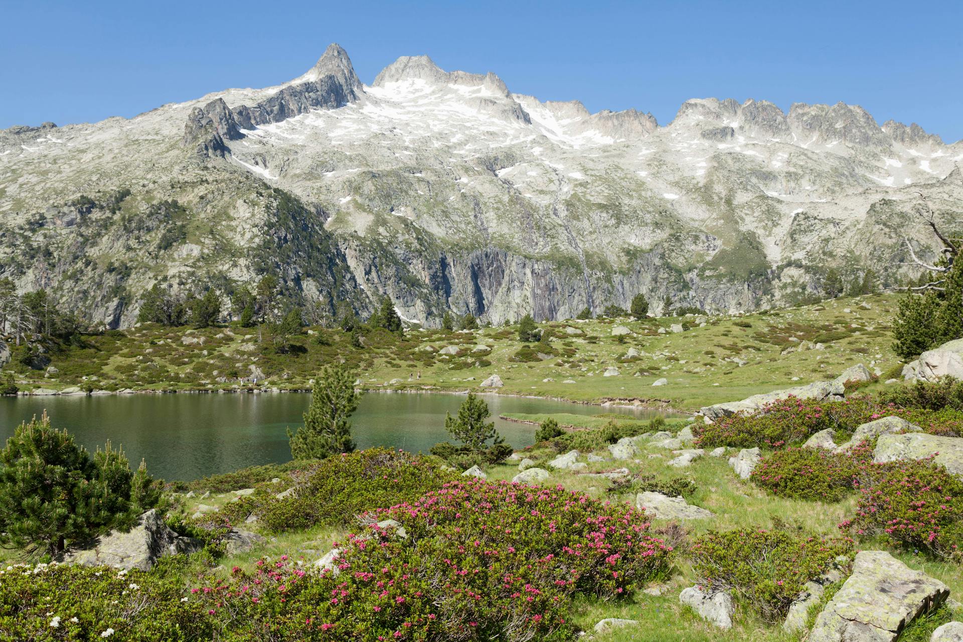 Uitzicht op een meer en een berg in de Franse Pyreneeën