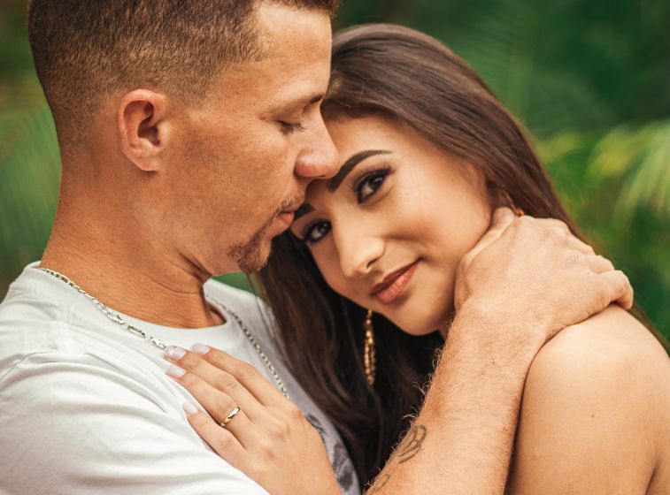 Online dating: starting a conversation on a niche platform