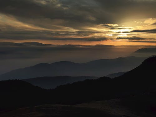Бесплатное стоковое фото с горы, золотой закат, красивый закат
