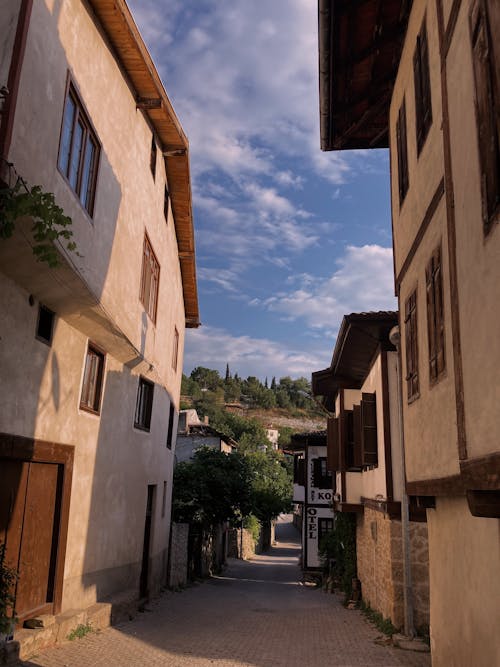 Kostenloses Stock Foto zu betonhäuser, blauer himmel, fußweg