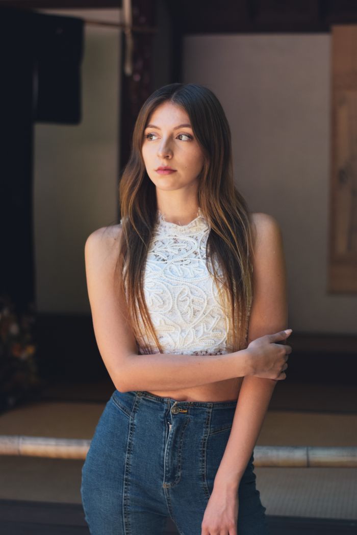 Blouse met broderie combineren: 7 outfits van jeans tot rok