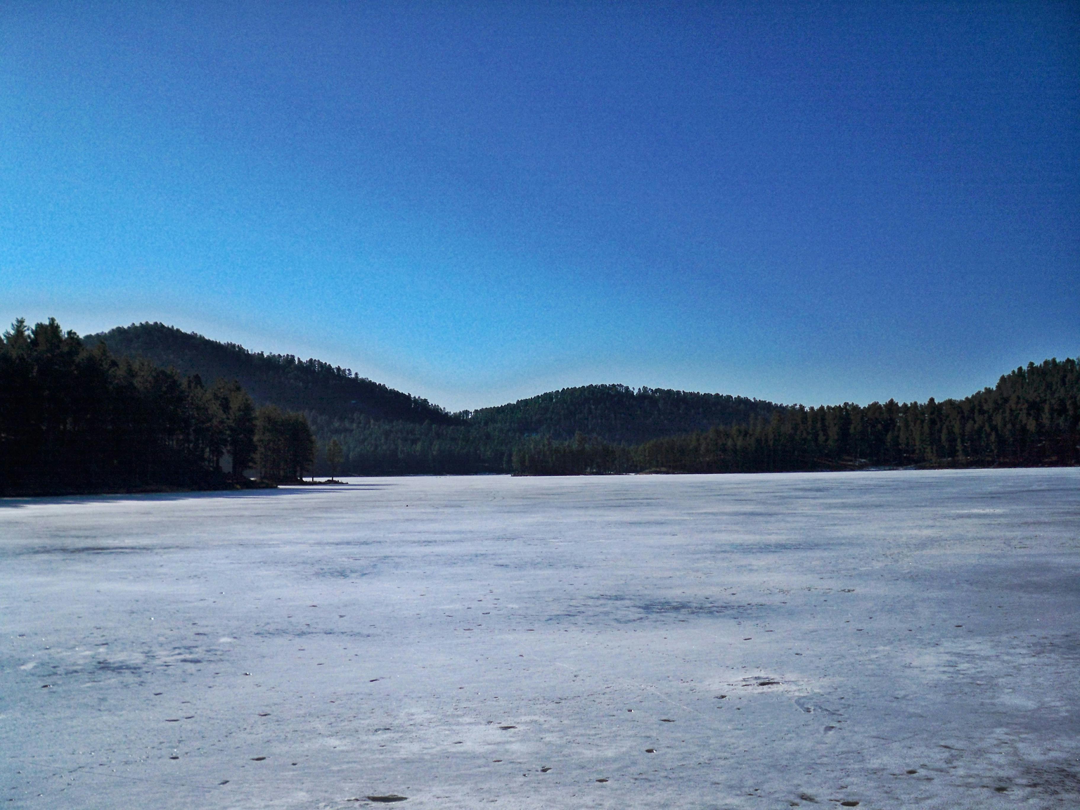 free-stock-photo-of-frozen-lake-mountains