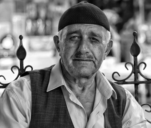 Free Striking black and white portrait of an elderly man wearing a hat and vest, shot in Türkiye. Stock Photo
