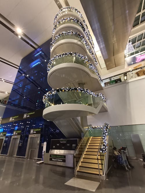 Základová fotografie zdarma na téma betonové schodiště, jasná světla, letištní terminál