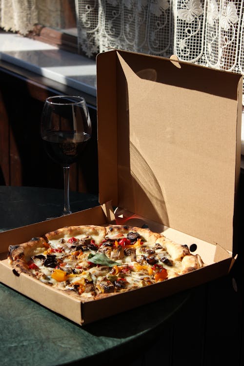 Foto profissional grátis de bebida alcoólica, caixa de pizza, comida italiana