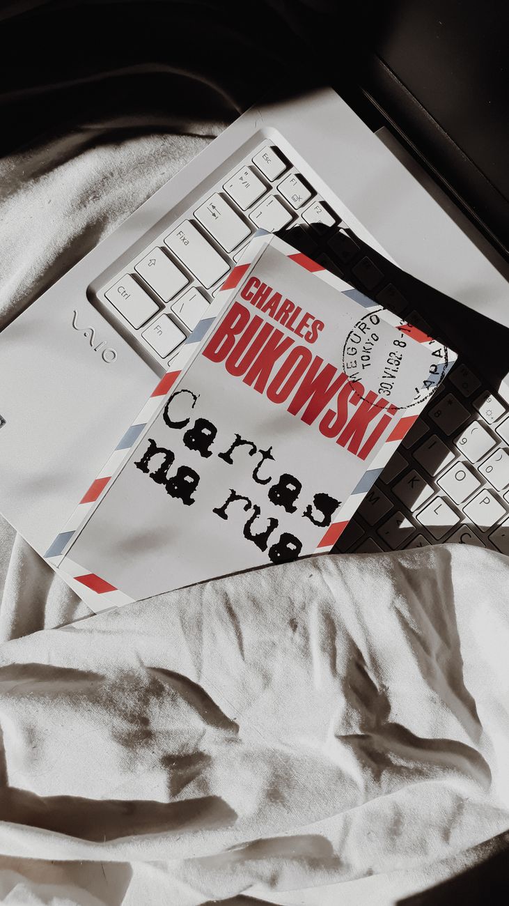 Livro De Bukowski No Teclado
