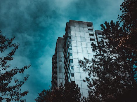 瑞士伯尔尼一栋当代高层建筑在戏剧性天空下的低角度视图