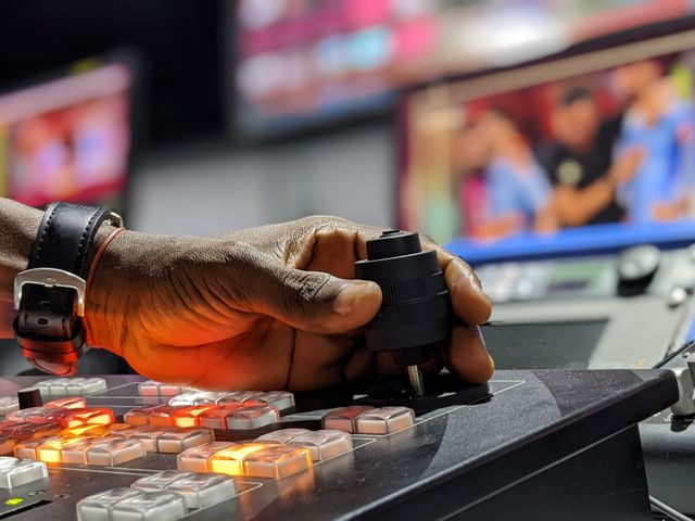 Torna il radiodramma: davanti ai microfoni una compagnia al completo