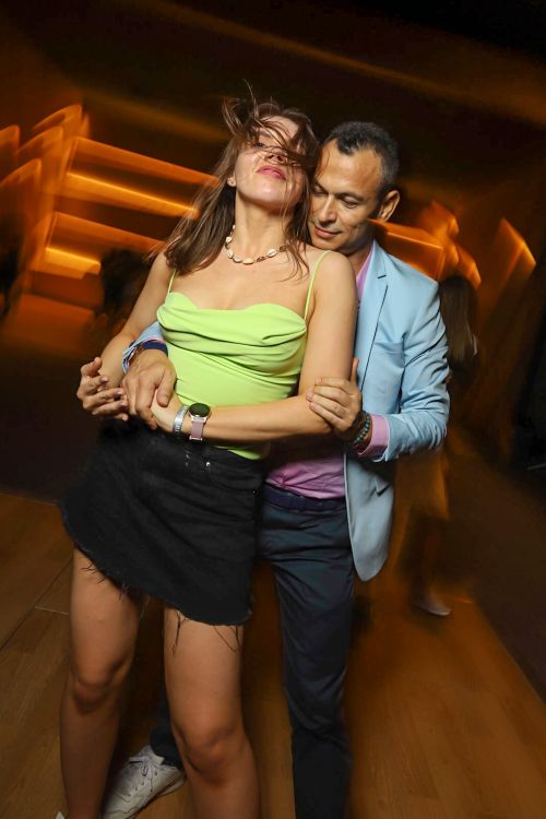 Free A couple enjoying a lively dance at a nightclub, capturing their dynamic movements. Stock Photo