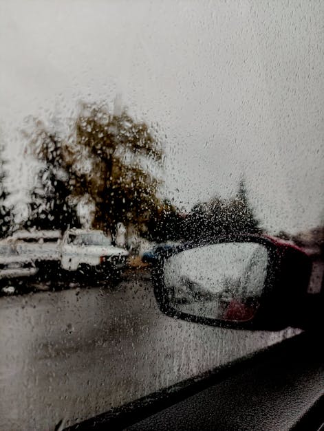 Seitenspiegel Des Automobolismus Im Regen. Tropfen, Glas, Straße