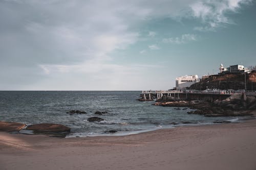 Foto profissional grátis de areia, automóveis, baía