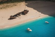 希腊扎金索斯的纳瓦吉奥海滩令人叹为观止的鸟瞰图，展示了著名的沉船和清澈的碧绿海水