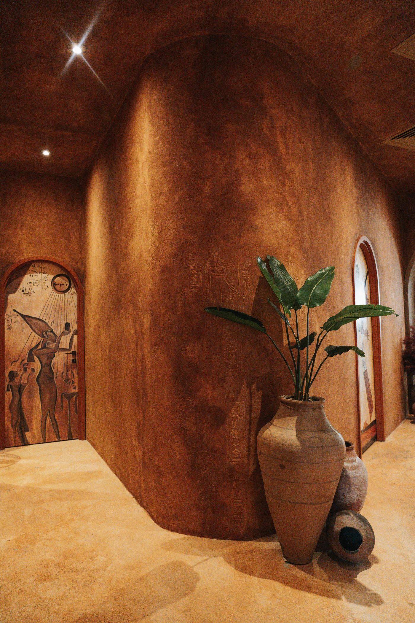 The curved timber wall, Maison Clay
