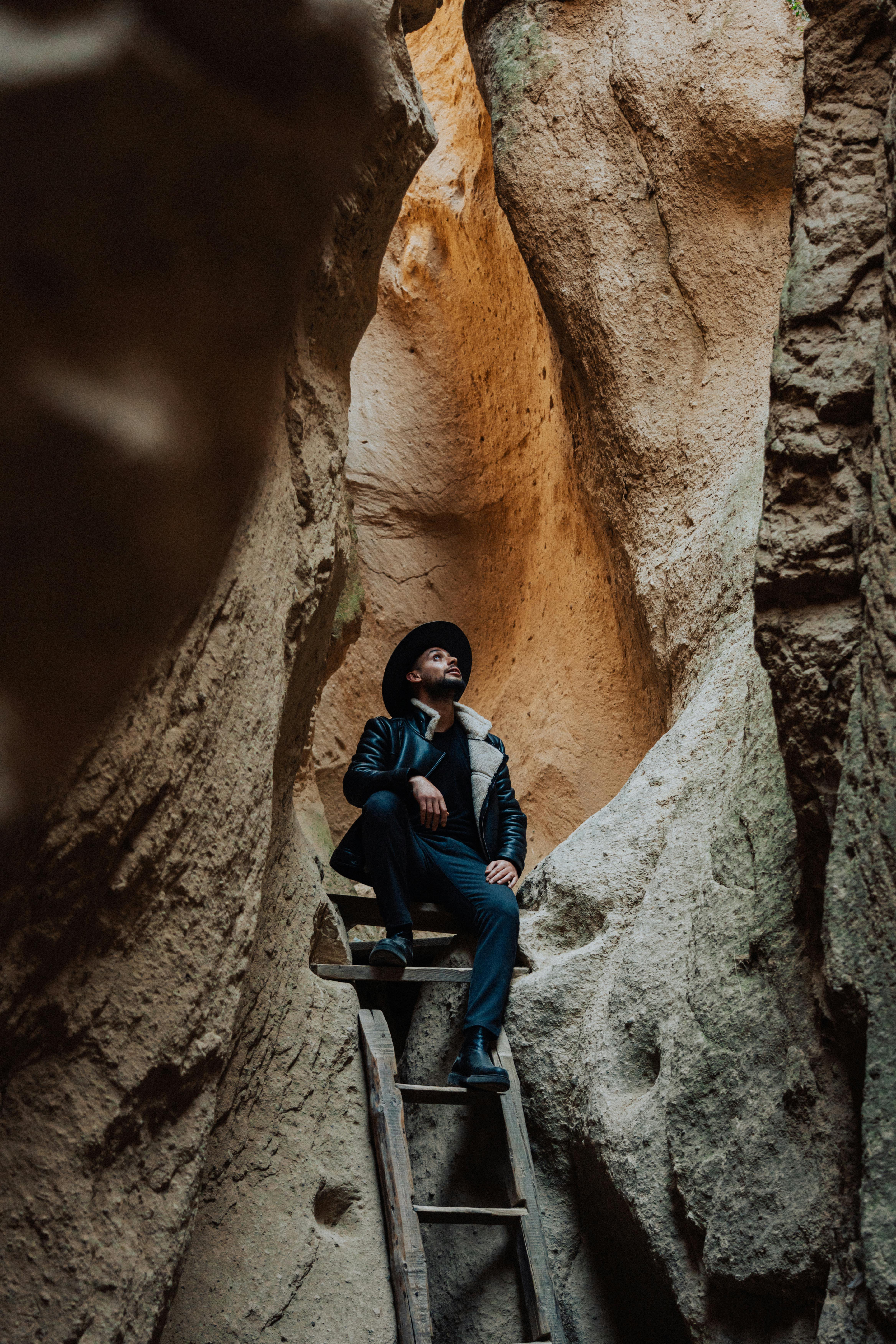 What is the weakness for 4-4-2 formation?