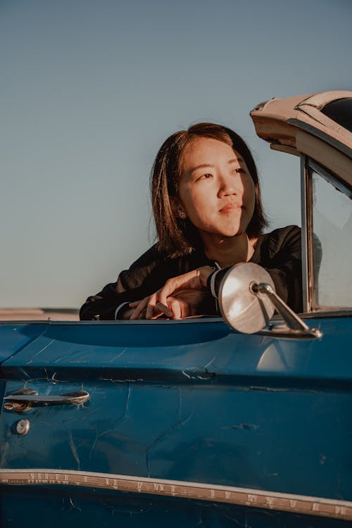 Foto profissional grátis de carro conversível, mulher, Mulher asiática