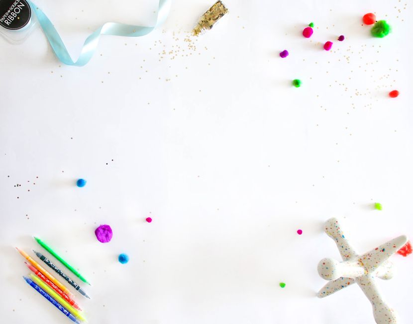 Materiais coloridos e variados para criar brinquedos artesanais caseiros com crianças