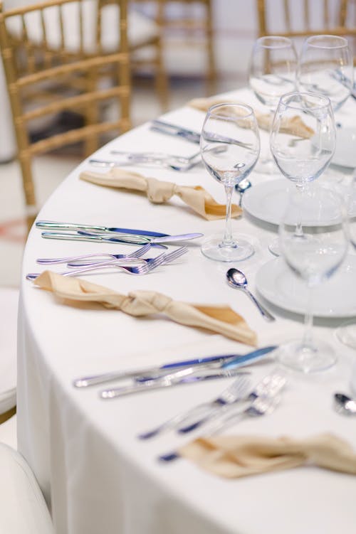 Foto profissional grátis de casamento, disposição da mesa, faqueiro