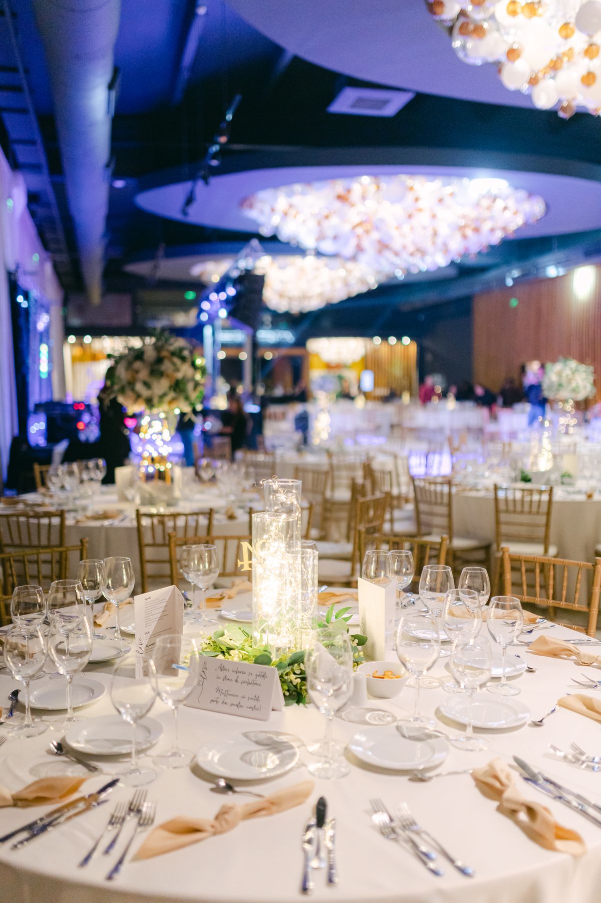 Salón de recepción con iluminación elegante