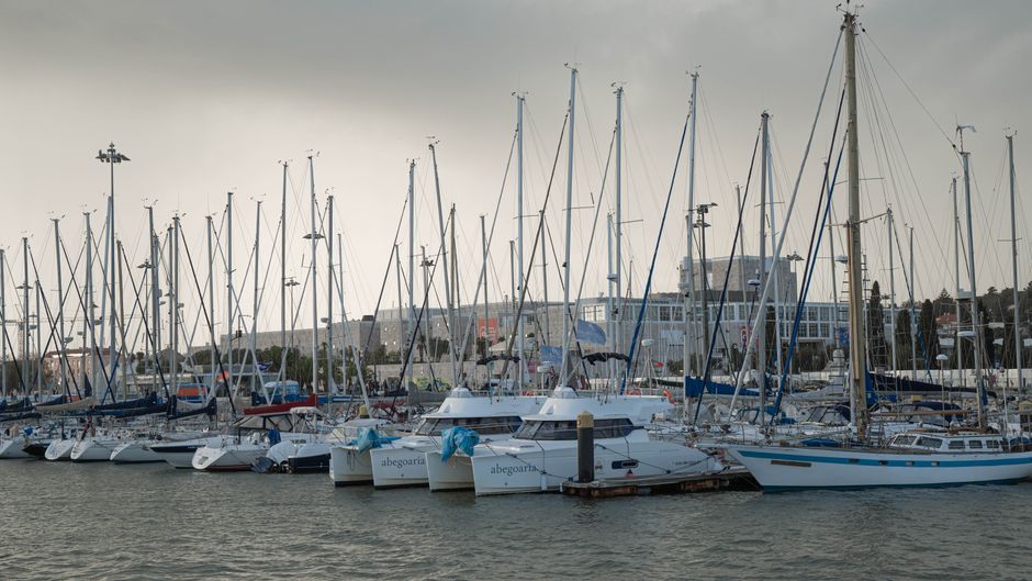 Sailboats docked at a marina in Lisbon, Portugal on a cloudy day. — Doca, Portugal.