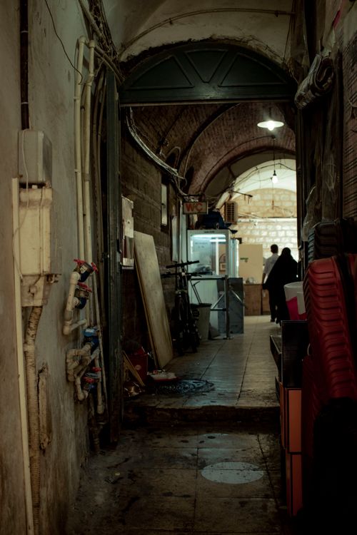 Cluttered Arched Passage in City · Free Stock Photo