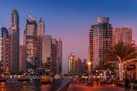 日落时分，迪拜码头壮丽的天际线被点亮，展现了都市生活的风貌