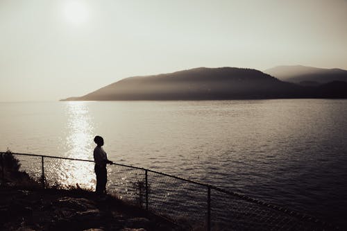 Kostnadsfri bild av bergen, gråskalafotografi, hav