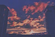 充满活力的日落映衬着摩天大楼的轮廓，营造出戏剧性的城市天际线