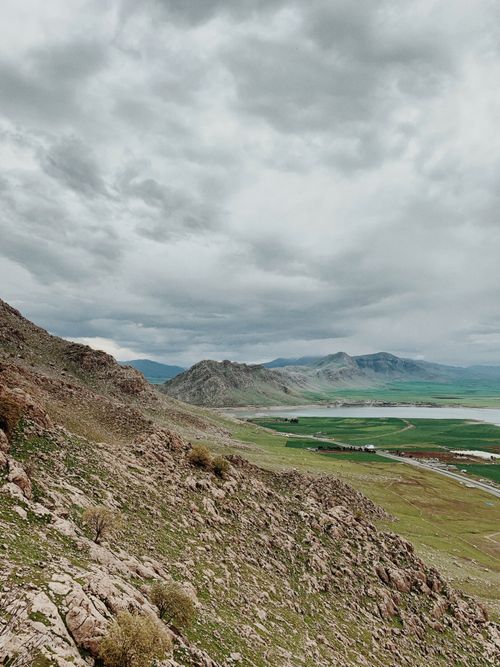 Free Explore the scenic rocky landscape and lush green fields of Qurago, Sulaymaniyah Governorate, Iraq. Stock Photo