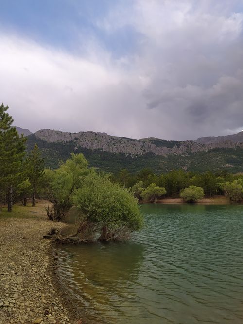 Free Tranquil landscape of a lake with mountainous backdrop in Seydişehir, Konya, Türkiye. Stock Photo