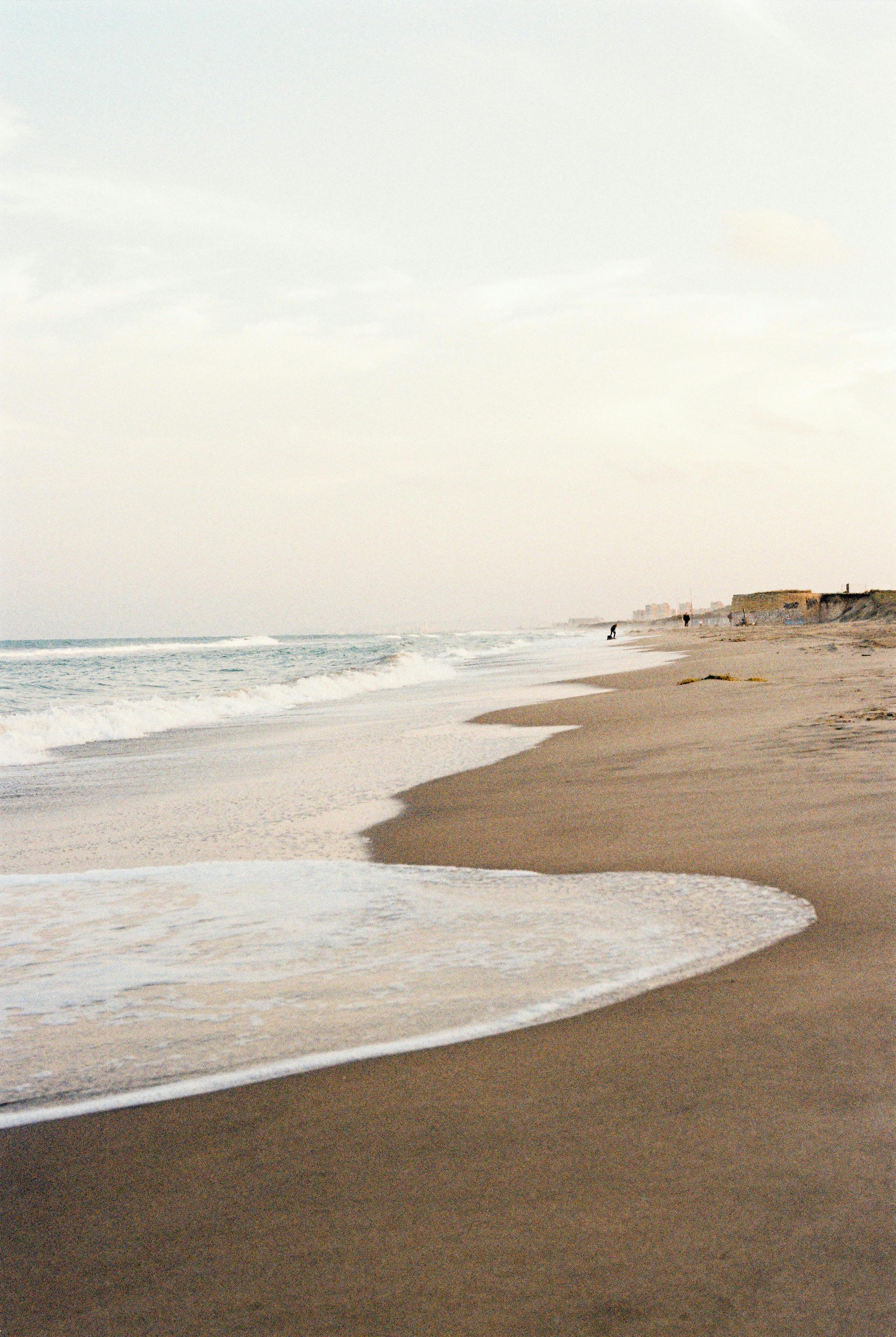 宁静的海滩，柔软的波浪和平静的地平线，完美的和平时刻