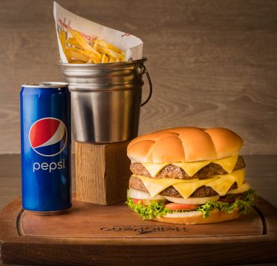 Combo clássico com hambúrguer, fritas e refrigerante