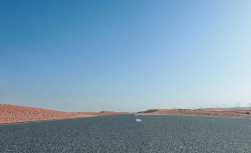 Route Entourée De Sable