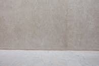 米色纹理墙壁与石地板相搭配，营造出中性背景