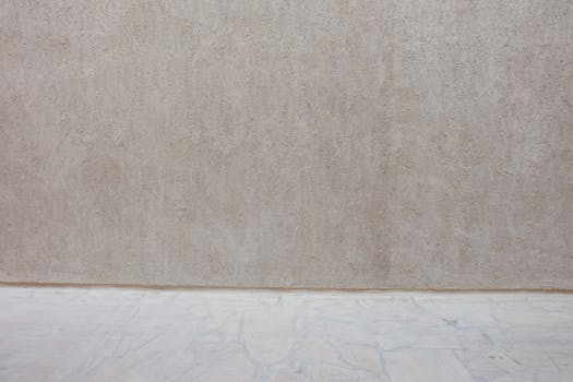 米色纹理墙壁与石地板相搭配，营造出中性背景