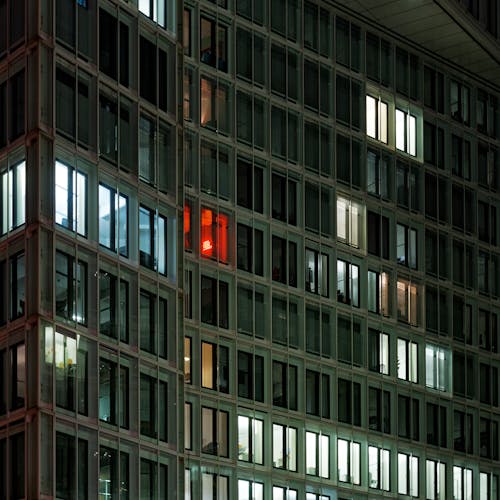 aydınlatılmış, bina cephesi, camlar içeren Ücretsiz stok fotoğraf