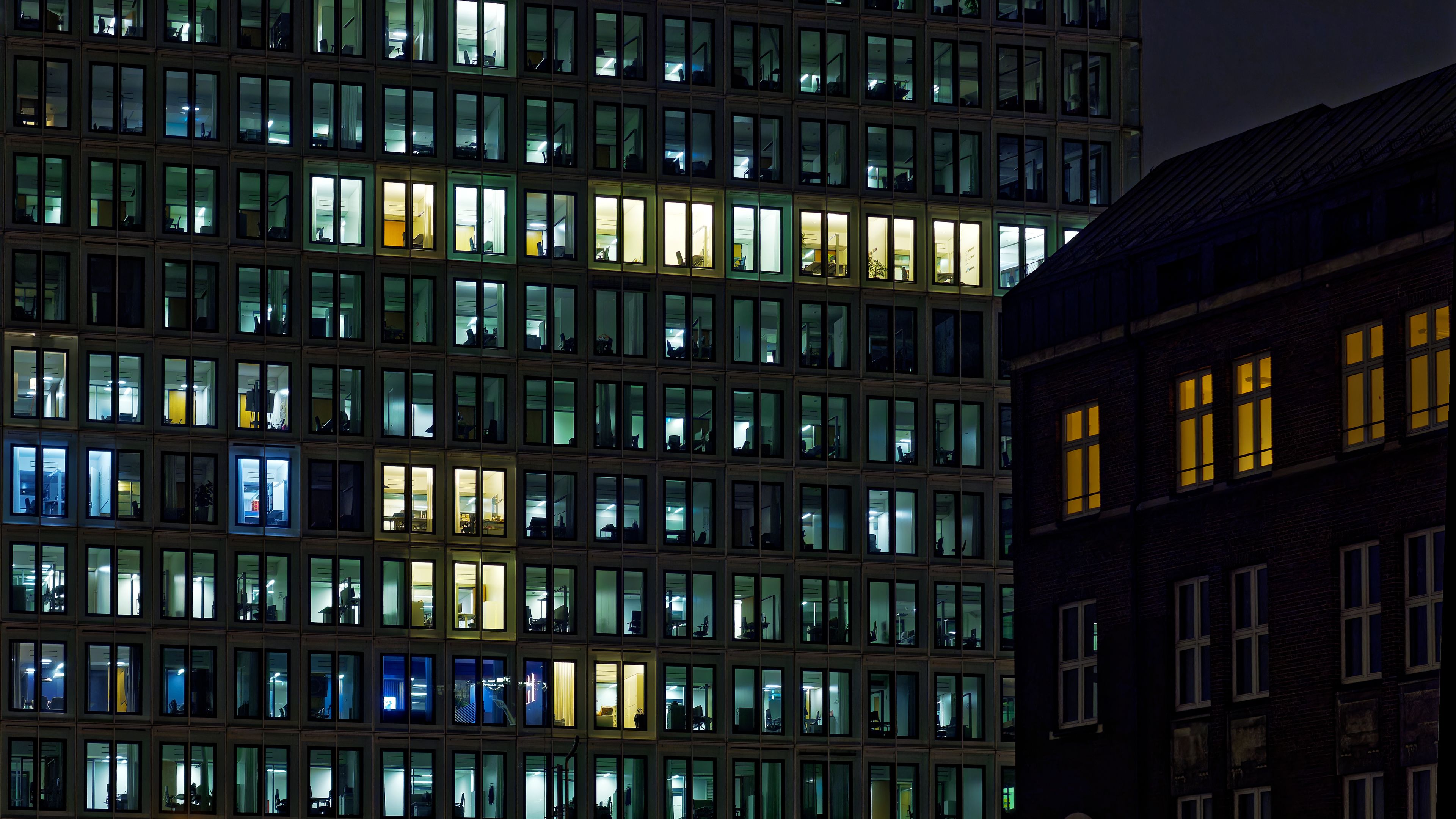 Façade de tour de bureaux lyonnaise éclairée de nuit pendant l'intervention des équipes
