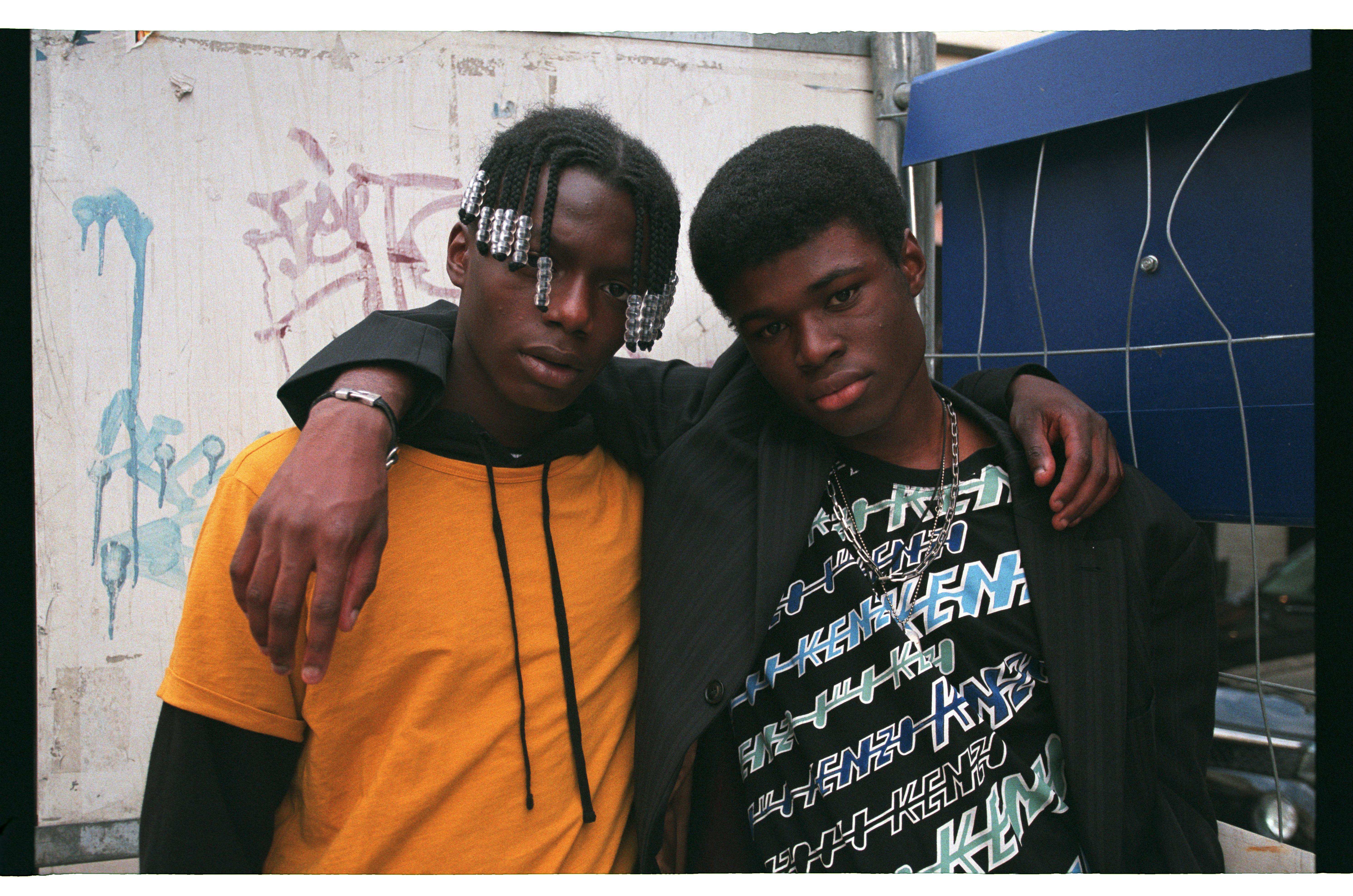 里斯本城市风光，包括标志性的黄色电车