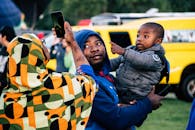 一对父子正在户外享受色彩鲜艳、表情生动的活动