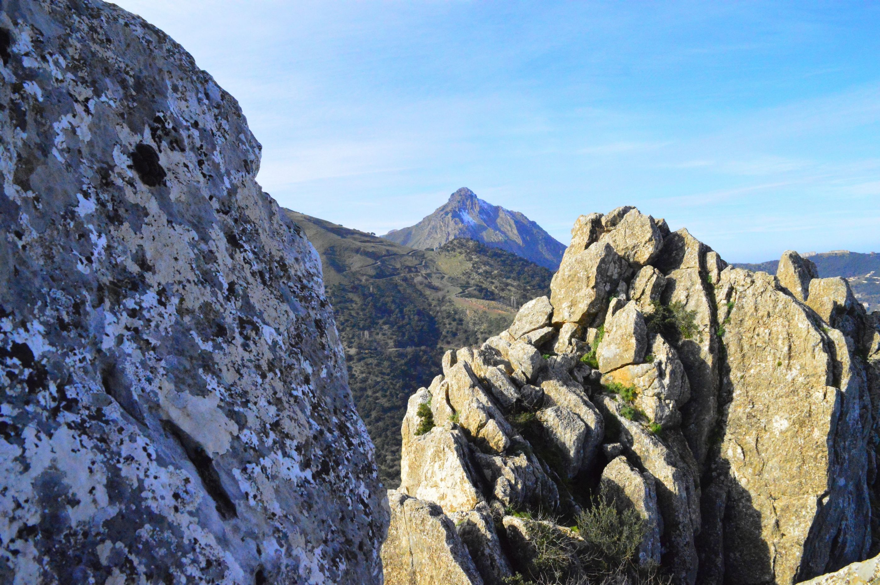 Fotomural Paisaje escénico con formaciones rocosas prominentes y un fondo montañoso distante.